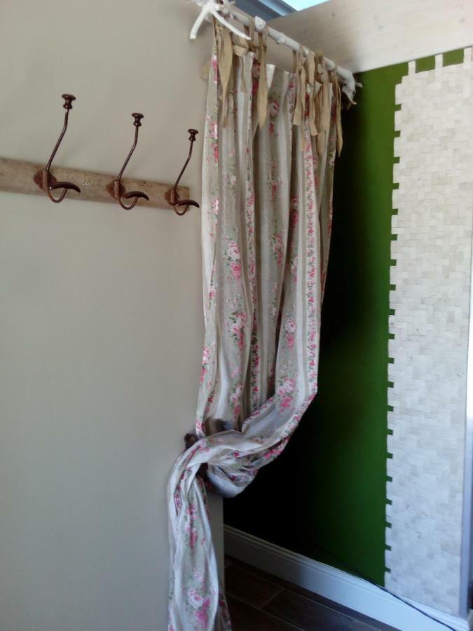 Le P'Tit Nid De Gabriel Bed and Breakfast Les Touches-de-Périgny Exteriör bild
